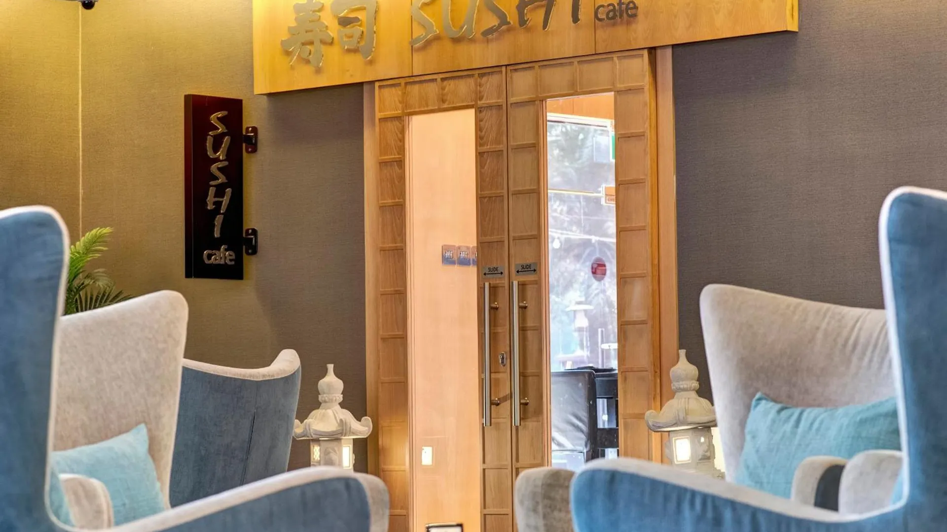 Two Seasons Hotel & Apartments Dubai 4*,