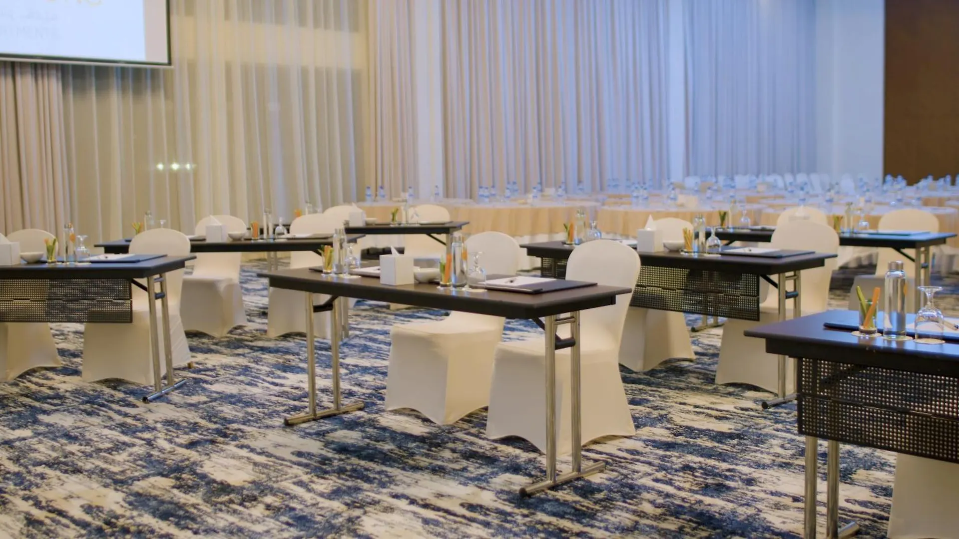 Two Seasons Hotel & Apartments Dubai 4*,