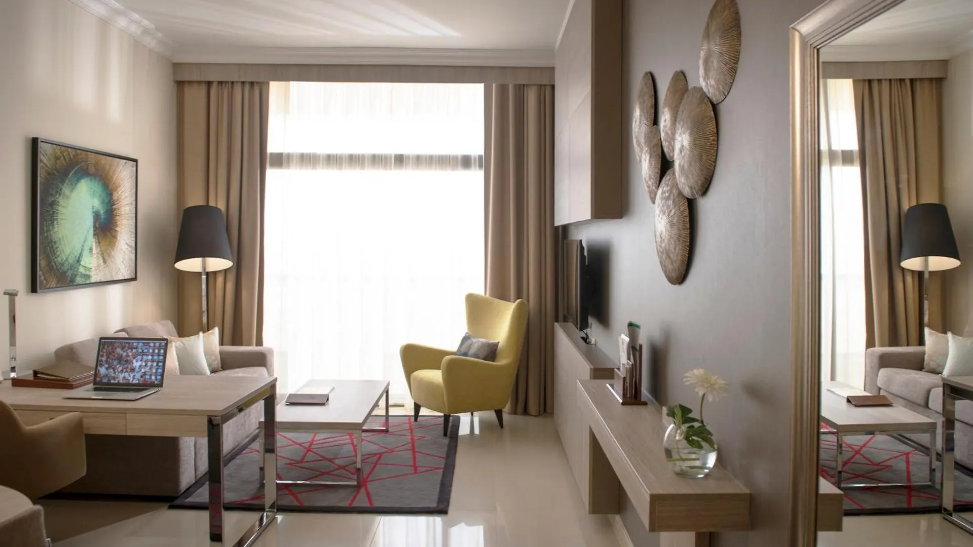 Two Seasons Hotel & Apartments Dubai 4*,
