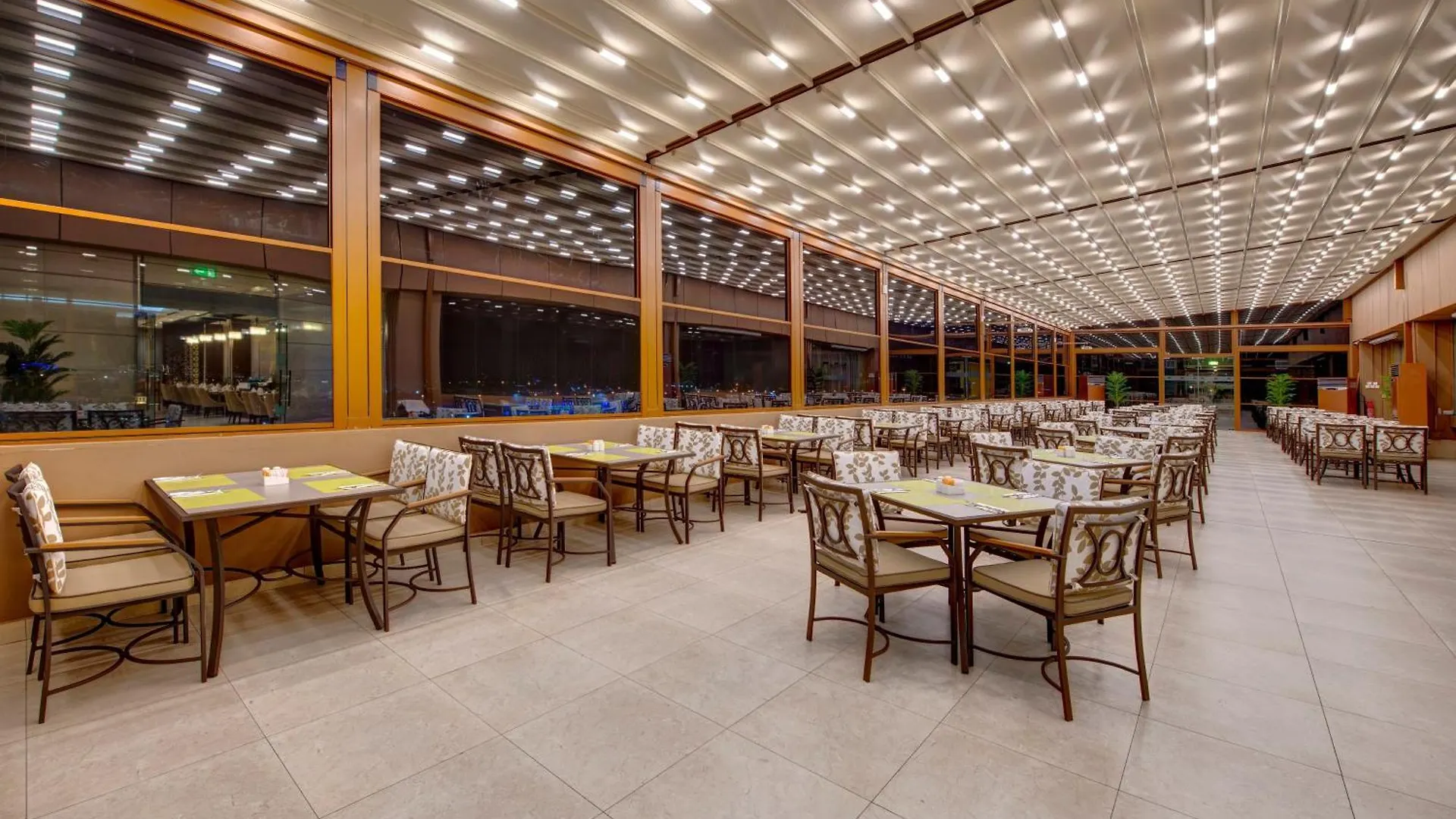 Two Seasons Hotel & Apartments Dubai 4*,  Emirati Arabi Uniti
