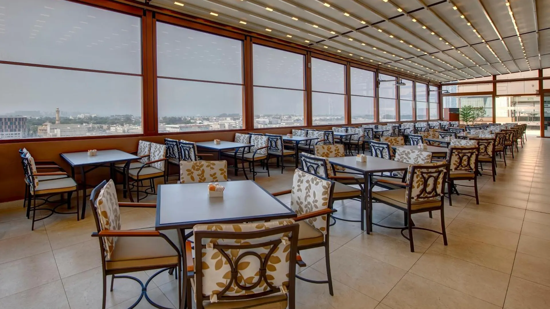 Two Seasons Hotel & Apartments Dubai 4*,